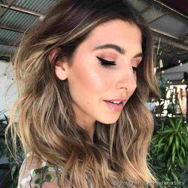 A sombra rosa ? perfeita para um visual mais feminino e elegante na maquiagem com cores claras (Foto: Instagram @emmachenartistry)